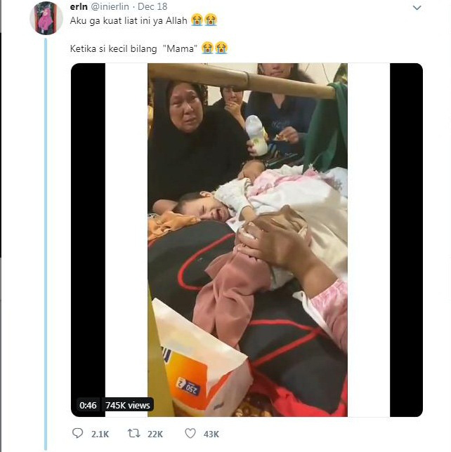 Clip bé gái 1 tuổi khóc thảm thiết đòi mẹ dậy khi nằm bên cạnh thi thể mẹ khiến hàng nghìn người rơi nước mắt-3