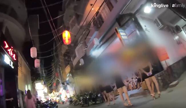 Buổi tối không yên tĩnh ở khu phố Nhật Bản từng được mệnh danh là nơi nhỏ bé yên bình giữa lòng Sài Gòn: Ảm ảnh với lời mời gọi nỉ non Massage, sir!-6