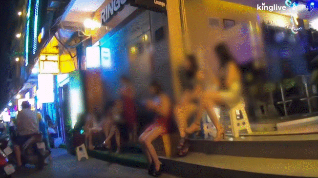 Buổi tối không yên tĩnh ở khu phố Nhật Bản từng được mệnh danh là nơi nhỏ bé yên bình giữa lòng Sài Gòn: Ảm ảnh với lời mời gọi nỉ non Massage, sir!-5
