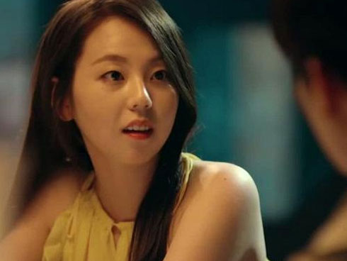 Vừa chạm vào da của vợ tôi đã hét lên, nhảy ra khỏi giường bật công tắc điện để rồi nổi da gà khi nhìn thấy thân thể không bình thường của cô ấy-2