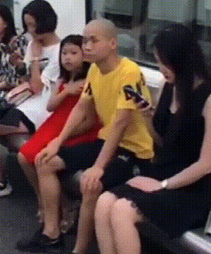 Bố nhìn trộm người phụ nữ xinh đẹp trên tàu điện ngầm, con gái nhỏ đã có hành động xử đẹp khiến ông hú hồn-2