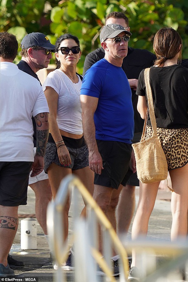 Sau gần 1 năm ly hôn, tỷ phú Amazon ngày càng mặn nồng bên người tình nóng bỏng nhưng tiểu tam lại bị mỉa mai ngoại hình không thương tiếc-1