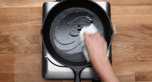 Vệ sinh sau khi nấu nướng - cơn ác mộng mang tên chảo gang sẽ được đập tan trong nháy mắt-4