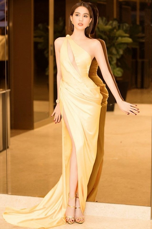 Ngọc Trinh diện váy xẻ tà khoe da thịt siêu gợi cảm dự sự kiện ở Malaysia-3