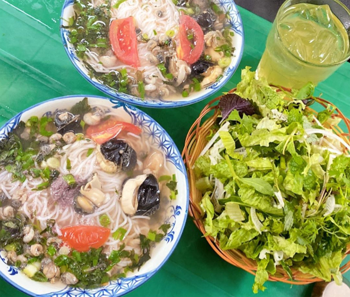 Diệp Lâm Anh ăn không kịp thở ở Hà Nội-4