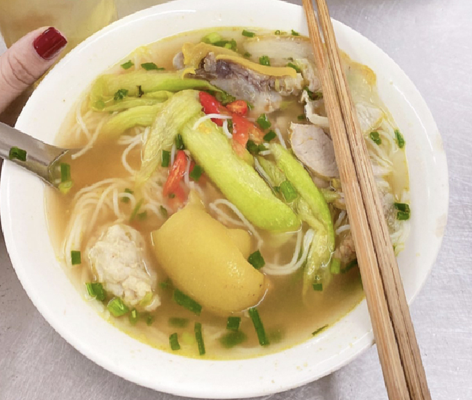 Diệp Lâm Anh ăn không kịp thở ở Hà Nội-6