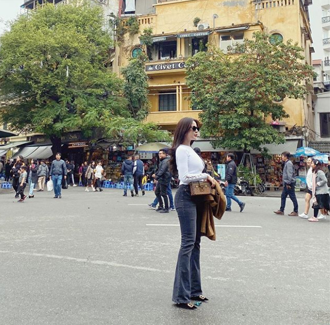 Diệp Lâm Anh ăn không kịp thở ở Hà Nội-8