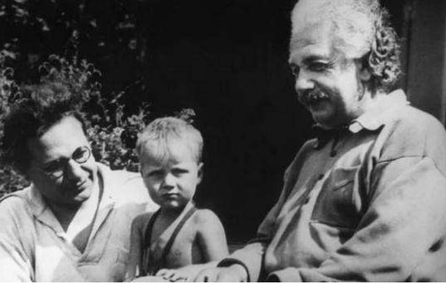 Cách giáo dục khắc nghiệt và lạnh lùng của Albert Einstein khiến con trai tới cuối đời vẫn oán hận: Có người cha thiên tài chẳng ích gì!-1