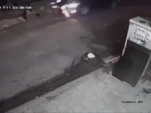 Tài xế ôtô thiếu quan sát suýt đâm vào công nhân sửa cống