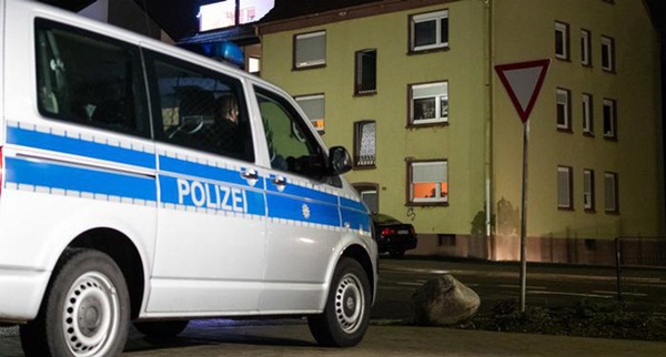 Con trai mất tích suốt 2 năm, cha mẹ sửng sốt khi tìm thấy đứa trẻ trong tủ quần áo nhà người khác với ngoại hình khác lạ-1