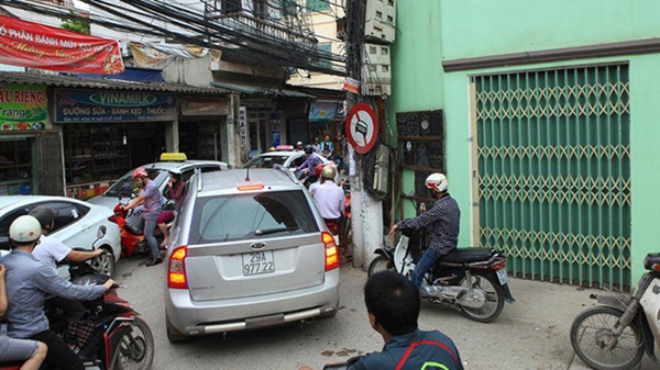 Kỹ thuật lái xe ô tô tránh va quệt khi đi vào ngõ nhỏ-3