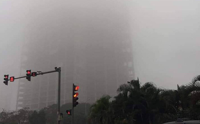 Hà Nội: Sương mù bao phủ dày đặc, các tòa nhà cao tầng bất ngờ biến mất-1