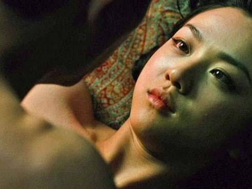 Vừa chạm vào da của vợ tôi đã hét lên, nhảy ra khỏi giường bật công tắc điện để rồi nổi da gà khi nhìn thấy thân thể không bình thường của cô ấy