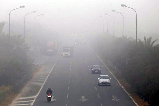 Hà Nội: Sương mù bao phủ dày đặc, các tòa nhà cao tầng bất ngờ biến mất-10