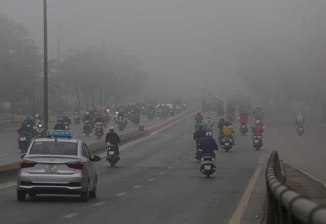 Hà Nội: Sương mù bao phủ dày đặc, các tòa nhà cao tầng bất ngờ biến mất-11