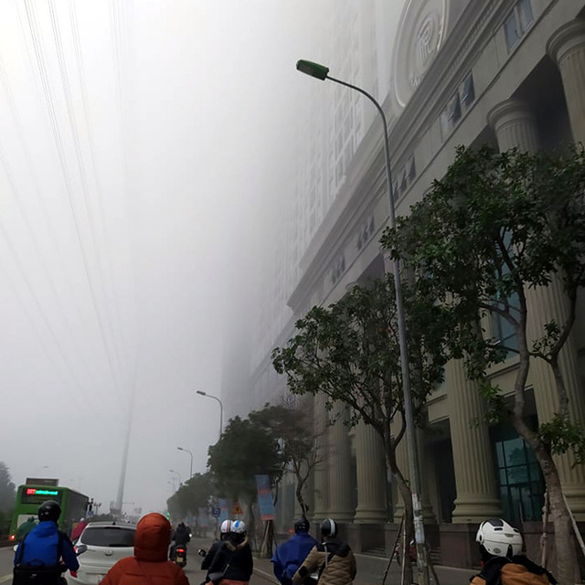 Hà Nội: Sương mù bao phủ dày đặc, các tòa nhà cao tầng bất ngờ biến mất-3