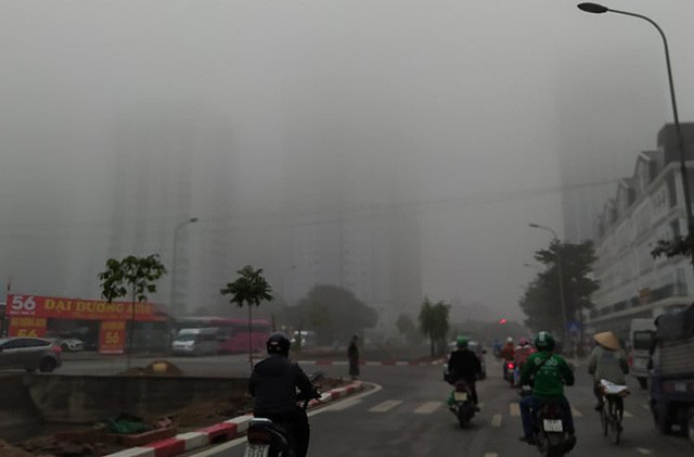 Hà Nội: Sương mù bao phủ dày đặc, các tòa nhà cao tầng bất ngờ biến mất-4