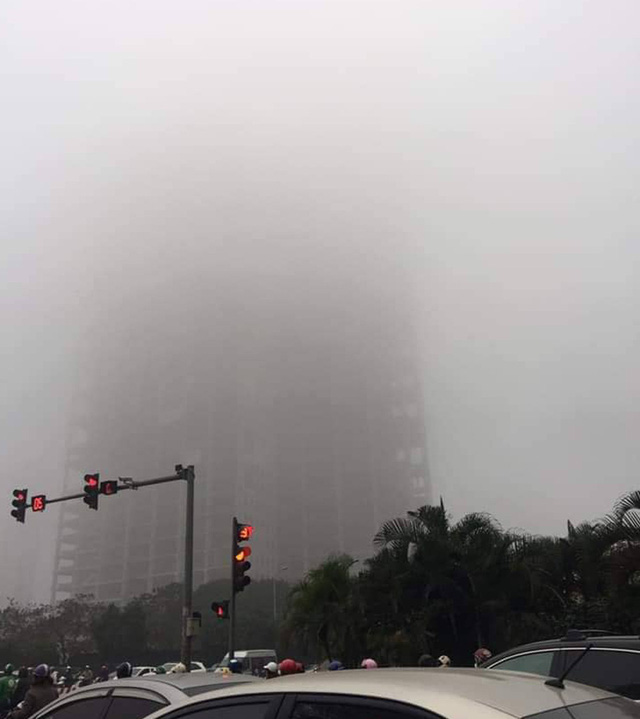 Hà Nội: Sương mù bao phủ dày đặc, các tòa nhà cao tầng bất ngờ biến mất-5