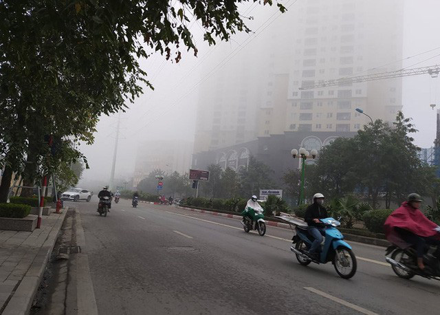 Hà Nội: Sương mù bao phủ dày đặc, các tòa nhà cao tầng bất ngờ biến mất-6