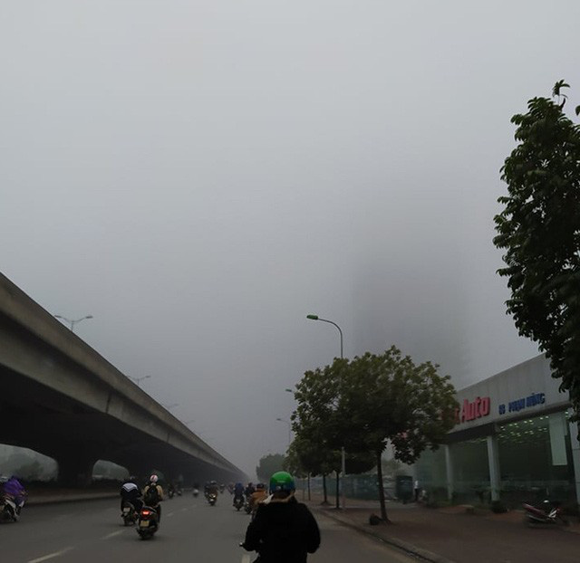 Hà Nội: Sương mù bao phủ dày đặc, các tòa nhà cao tầng bất ngờ biến mất-7