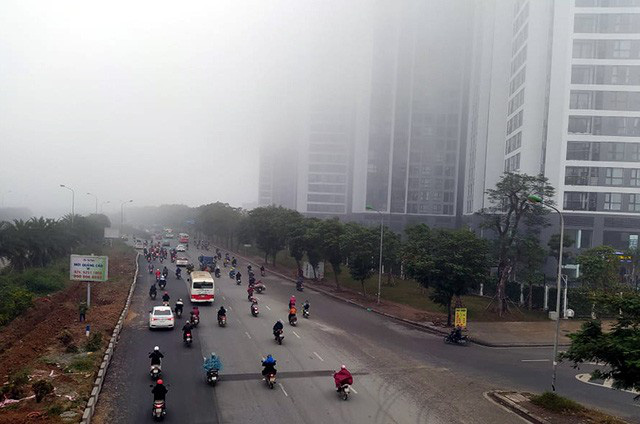 Hà Nội: Sương mù bao phủ dày đặc, các tòa nhà cao tầng bất ngờ biến mất-9