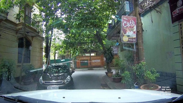 Kỹ thuật lái xe ô tô tránh va quệt khi đi vào ngõ nhỏ-5