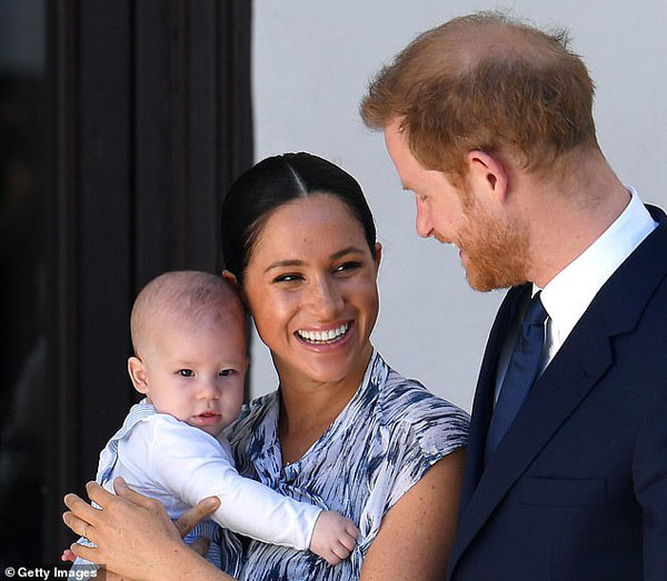 Vợ chồng Meghan Markle công bố thiệp Giáng sinh theo cách đặc biệt nhưng bị chê là đạo đức giả, gây chú ý nhất là bé Archie-1