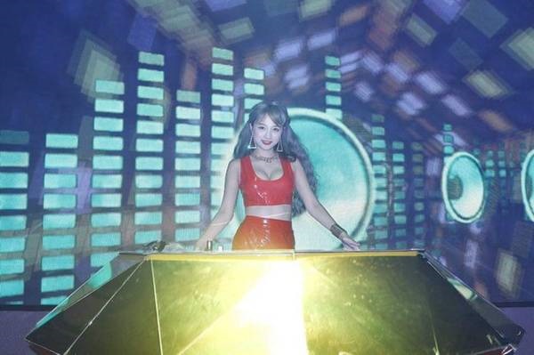 DJ bị đồn là vợ sắp cưới của Hiệp Gà tung bộ ảnh Noel mướt mắt-11