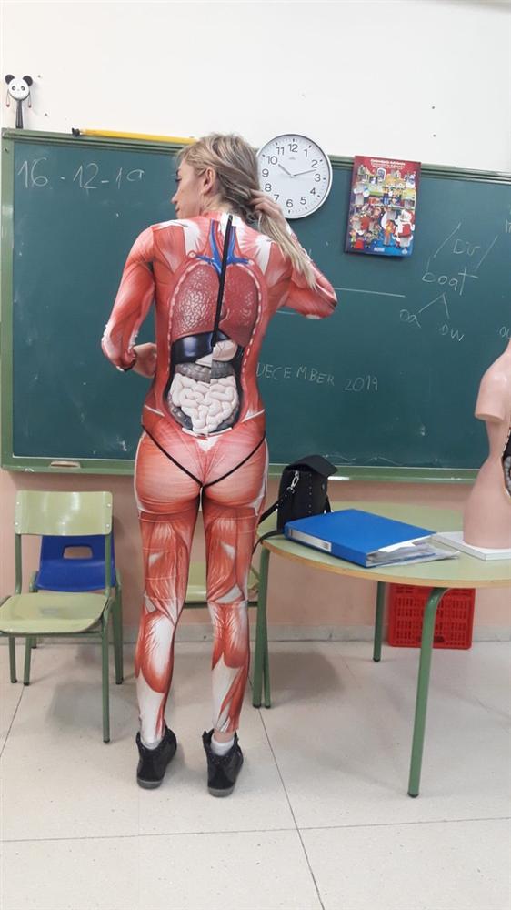 Để học sinh hiểu rõ các bộ phận cơ thể người, cô giáo mặc nguyên bộ đồ in hình nội tạng đi dạy-3