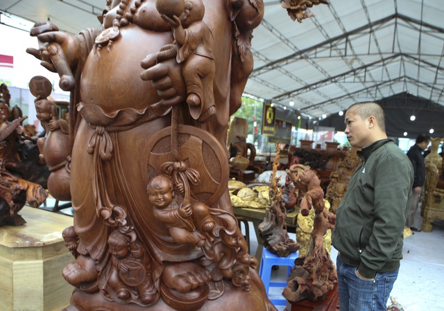 Choáng với bức tượng Phật Di Lặc Cửu tặc bằng gỗ hương giá 1 tỷ-3
