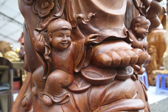 Choáng với bức tượng Phật Di Lặc Cửu tặc bằng gỗ hương giá 1 tỷ-4