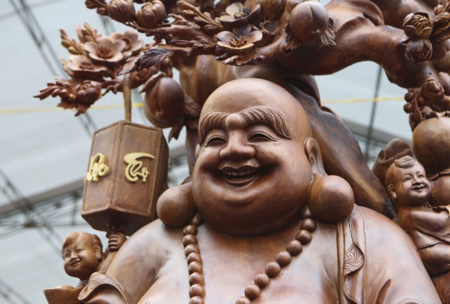 Choáng với bức tượng Phật Di Lặc Cửu tặc bằng gỗ hương giá 1 tỷ-5