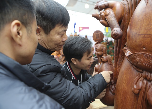 Choáng với bức tượng Phật Di Lặc Cửu tặc bằng gỗ hương giá 1 tỷ-10