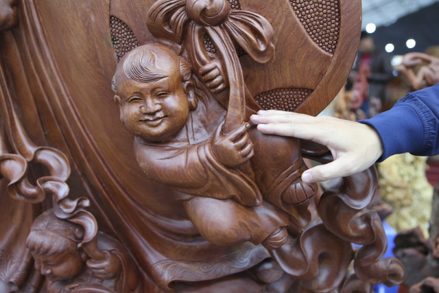 Choáng với bức tượng Phật Di Lặc Cửu tặc bằng gỗ hương giá 1 tỷ-6