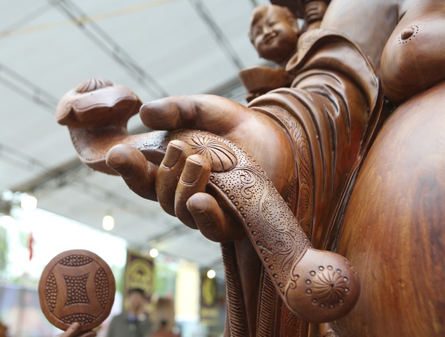 Choáng với bức tượng Phật Di Lặc Cửu tặc bằng gỗ hương giá 1 tỷ-7
