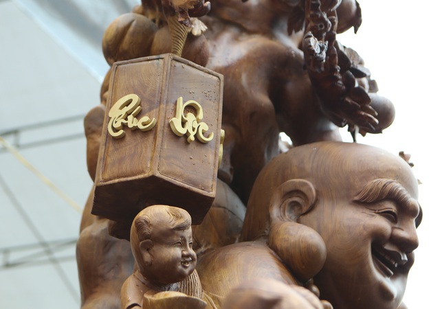 Choáng với bức tượng Phật Di Lặc Cửu tặc bằng gỗ hương giá 1 tỷ-8