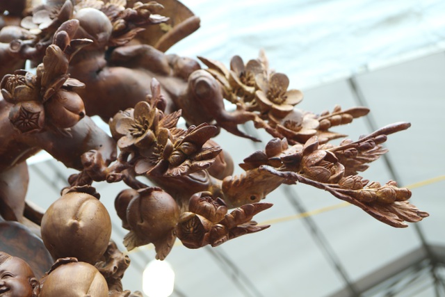 Choáng với bức tượng Phật Di Lặc Cửu tặc bằng gỗ hương giá 1 tỷ-9