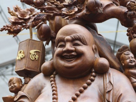 Choáng với bức tượng Phật Di Lặc Cửu tặc bằng gỗ hương giá 1 tỷ
