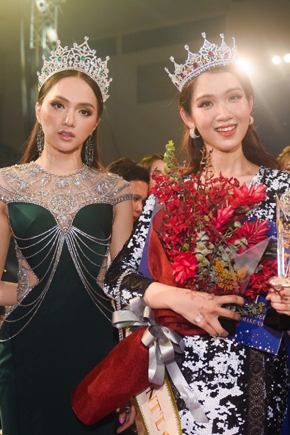 Loạt ảnh diện bikini khoe dáng của người đẹp chuyển giới kế nhiệm Hoa hậu Hương Giang-1