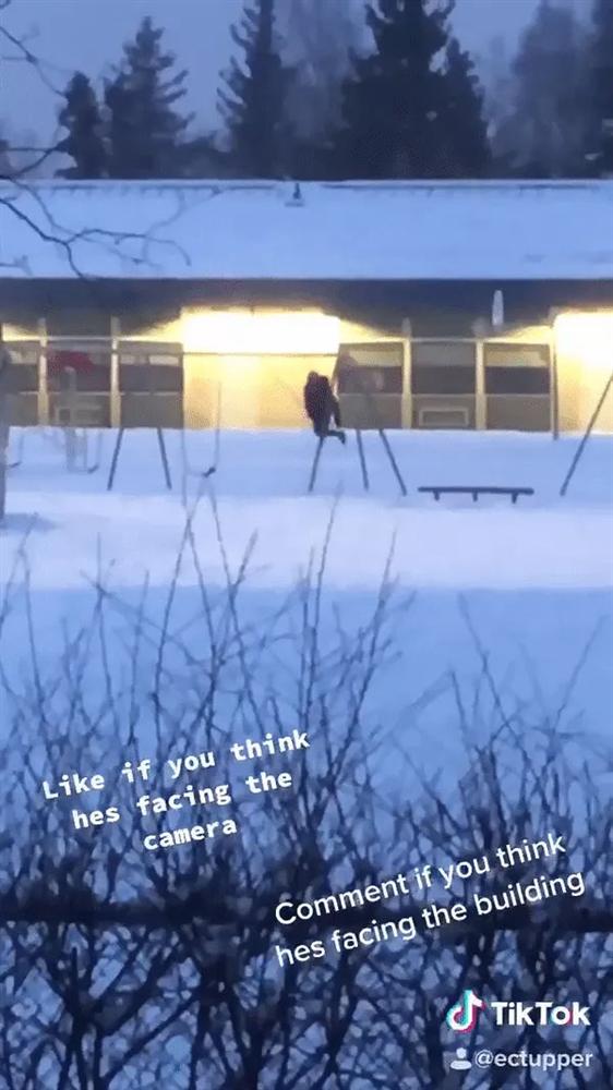 Đoạn clip vỏn vẹn 12 giây nhưng khiến dân mạng tranh cãi nảy lửa, rốt cuộc là chàng trai kia hướng mặt về trước hay sau?-2