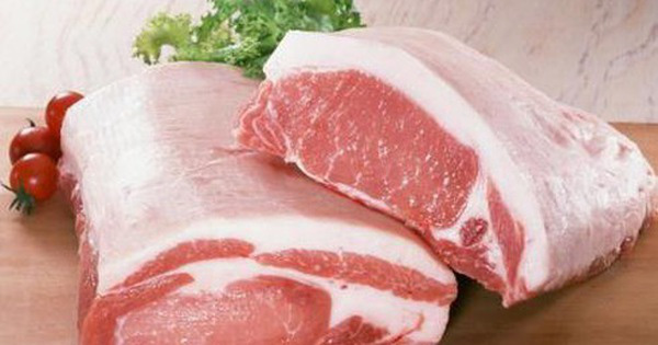 Công chức một đơn vị được tặng quà Tết bằng thịt lợn, nước mắm-1