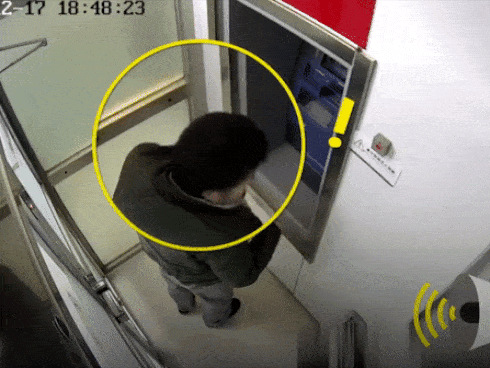 Tên trộm định cuỗm xe máy ngay trước mặt bảo vệ cửa hàng-1