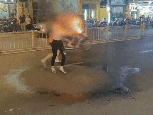 Clip: Chẳng thể hiểu nổi một cô gái đổ xăng ra giữa đường rồi châm lửa đốt, khói bay đầy mặt vẫn cố uốn éo làm trò-1