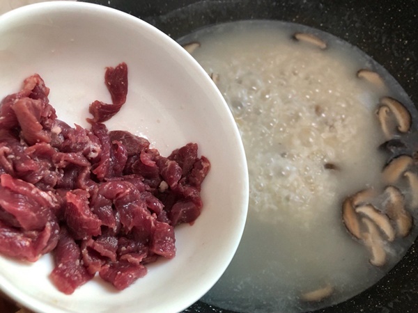 Tận dụng cơm nguội nấu món cháo nấm nóng hổi cho bữa sáng-5