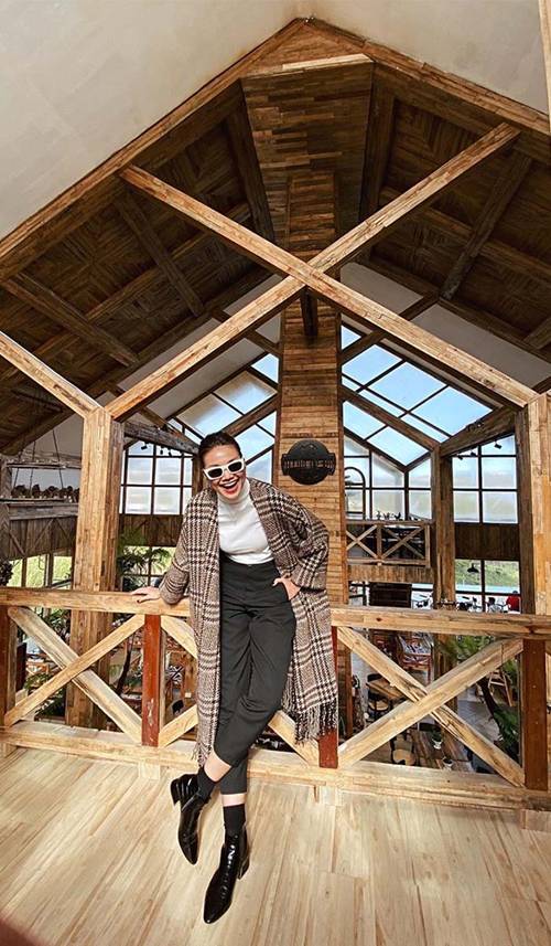 Chị chị em em” như Thanh Hằng với Hà Tăng, đến công thức phối áo cổ lọ cũng chia nhau-2