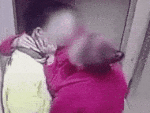 Vừa nhìn thấy chàng shipper điển trai, 2 người phụ nữ trung niên bỗng