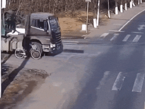 Lao vào gầm xe container, tài xế xe máy may mắn thoát chết thần kỳ-1