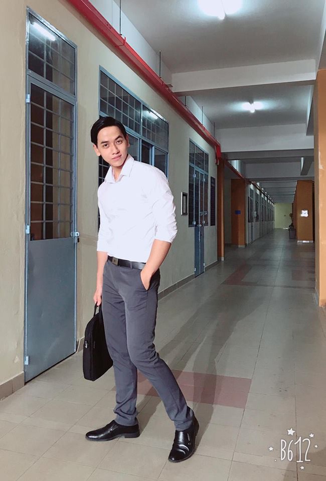 Học sinh ôm tim hò hét vì thầy giáo đẹp trai như diễn viên điện ảnh, thân hình hoàn mỹ không khác gì tượng điêu khắc-3