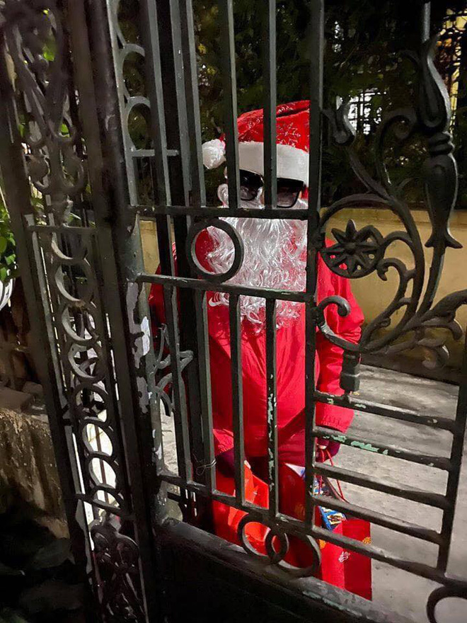 Con khóc thét thông báo với mẹ về người lạ trước cửa, khi biết danh tính ai cũng bật cười-2