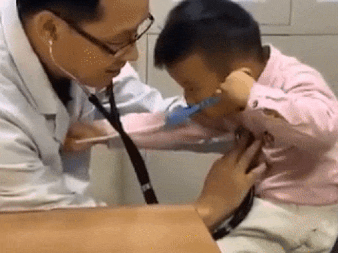 Em bé quyết tâm khám bệnh cho bác sĩ bằng được khiến cư dân mạng phì cười: Rốt cuộc là ai khám cho ai đây?
